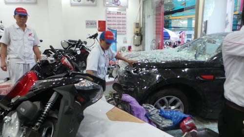 Nhiều nhân viên cửa hàng bán xe bị một phen hoảng sợ.