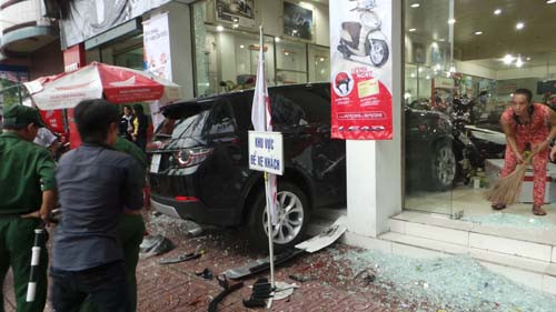 Hàng chục chiếc xe đắt tiền trong cửa hàng bị tông hư hỏng nặng.