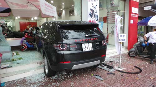 Xe "điên" chỉ dừng lại khi lao vào cửa hàng bán xe máy ven đường.