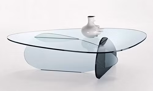 Sự kết hợp của ba loại kính khác nhau: kính trắng, kính mờ màu khói và kính đục tạo nên chiếc bàn cà phê độc đáo với ảo ảnh quang học hoàn hảo.