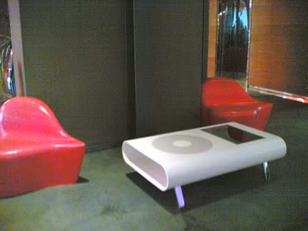 Bàn cà phê không khác một chiếc ipad.