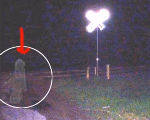 Hồn ma trắng kỳ lạ xuất hiện tại hiện trường vụ tai nạn tàu hỏa thảm khốc ở San Antonio, Mỹ.