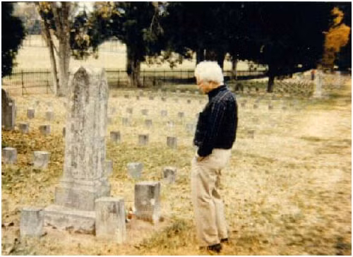 Góc trên cùng bên phải của tấm ảnh là bóng dáng một quân nhân đang lảng vảng phía sau hàng cây.