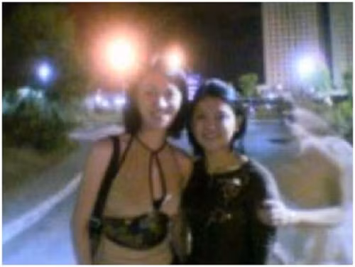 Chủ nhân của bức ảnh không khỏi rùng mình khi nhìn thấy bóng ma lạ nắm lấy cánh tay của cô gái.