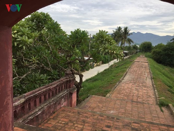 Thành được đắp bằng đất, có chu vi gần 3 ngàn mét, có hào sâu, luỹ tre bao bọc.