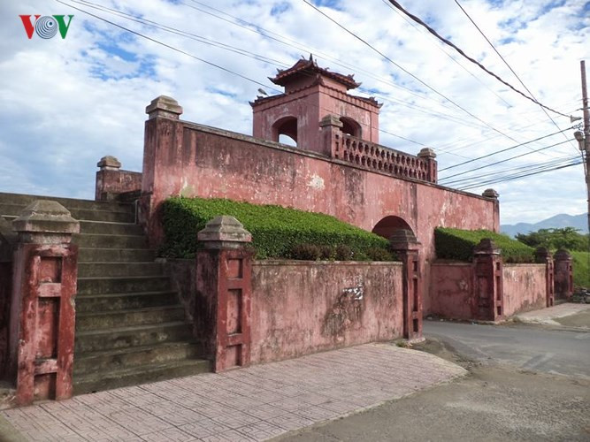 Nội thành hai bên cổng xây bậc cấp để lính canh lên xuống. Phía trên cổng xây lầu tứ giác.