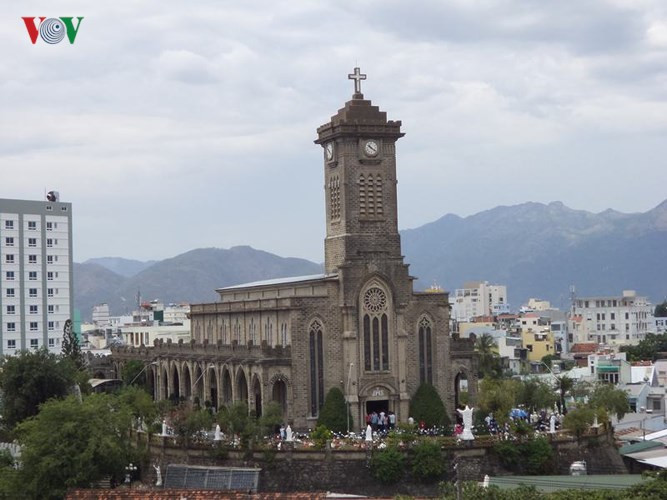 Nhà thờ Núi được xây dựng từ thời Pháp thuộc theo kiến trúc Tây phương, phong cách Pháp cổ kính nên thu hút rất nhiều du khách ghé thăm.