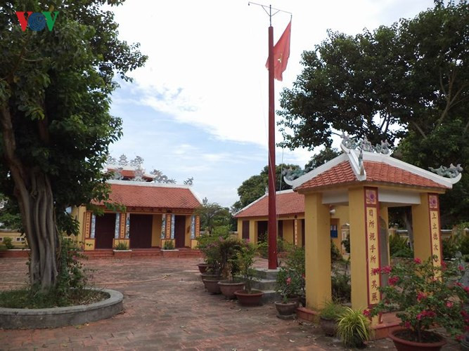 Và ghé thăm Văn miếu Diên Khánh được lập từ thế kỷ XIX, một di tích lịch sử - văn hóa cấp quốc gia đã được xếp hạng vào năm 1998.