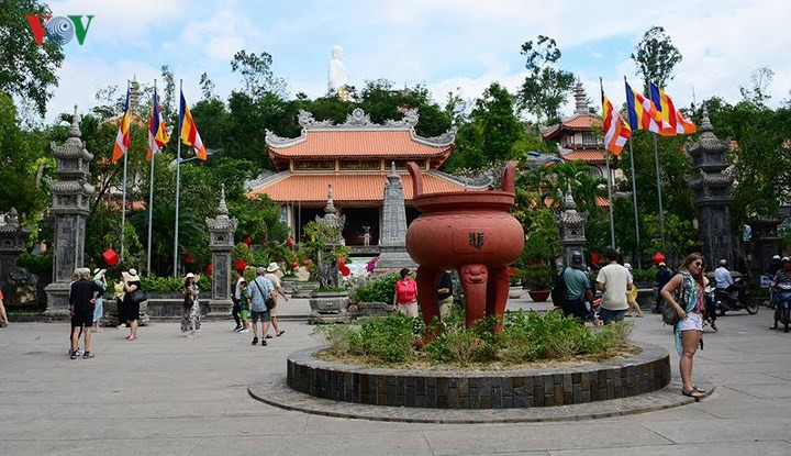 Chùa Long Sơn được khai sơn sáng lập từ thế kỷ XIX, với kiến trúc độc đáo, toạ lạc trong không gian thiên nhiên hài hoà, xanh mát.