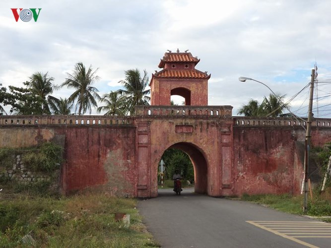 Đặc biệt nhất là cổng thành hầu như còn nguyên vẹn, vẫn giữ được hình dáng từ hơn 200 năm nay. Trong ảnh: Cửa Tiền.