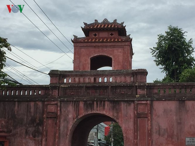 Trên cùng là vọng lâu mái uốn cong, lợp ngói âm dương, không có hoa văn trang trí cầu kì mà chỉ ghi tên từng cổng bằng chữ Hán: Đông môn, Tây môn,...