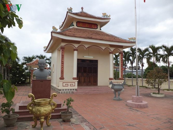 Đền thờ Trần Quý Cáp, nằm bên gò Chết Chém, được xếp hạng Di tích lịch sử quốc gia năm 1991 thờ nhà chí sĩ yêu nước của phong trào Duy Tân đã anh dũng lãnh đạo nhân dân chống Pháp.