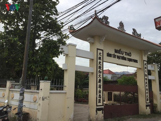 Miếu thờ Bình Tây đại tướng Trịnh Phong, lãnh tụ phong trào Cần Vương nằm cạnh cây Dầu đôi, được lập năm 1886, được xếp hạng Di tích lịch sử quốc gia năm 1991.