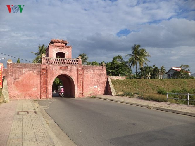 Ban đầu thành có 6 cửa, nhưng hiện nay chỉ còn 4 cửa Ðông – Tây – Tiền – Hậu. Trong ảnh: Cửa Tây.