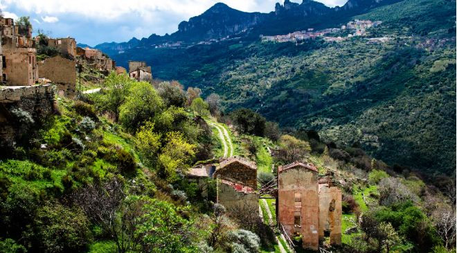  Gairo Vecchio, Sardinia: Bị bỏ hoang vào những năm 1960 sau một loạt các trận lũ tàn phá và người dân buộc phải di cư đến nơi an toàn hơn. Mặc dù bị bỏ hoang từ rất lâu, nhưng thị trấn vẫn còn rất đẹp và thu hút nhiều du khách đến thăm trong các mùa du lịch bất chấp những lời đồn đại là một trong những ngôi làng bị ma ám. Tuy nhiên, khách du lịch không được phép lại gần các ngôi nhà vì lý do an toàn.