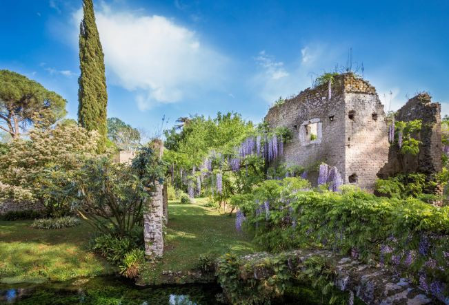  Ninfa, Lazio: Thị trấn cổ Ninfa bị bỏ hoang từ thế kỷ 17, nhưng đã được hồi sinh bởi Gelasio Caetani vào những năm 1920, ngôi làng được xây dựng lại nhưng một khu vườn xinh đẹp. Nhưng nó lại bị bỏ hoang lần nữa sau một trận động đất, và giờ đây thị trấn vô cùng xinh đẹp này trở thành một điềm hút du khách với nhiều lời đồn đại về những câu chuyện ma quỷ.