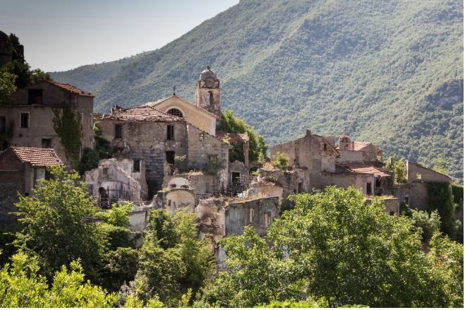  Balestrino, Liguria: Thị trấn có từ thời trung cổ bị bỏ hoang từ năm 1953, và một thị trấn mới vẫn mang tên này đã được xây dựng lại ngay gần đó là nơi sinh sống của hàng trăm người. Tuy bị bỏ hoang, nhưng thị trấn vẫn nổi tiếng khắp vùng bởi những truyền thuyết ma quỷ cũng như những kiến trúc dù đổ nát vẫn còn tuyệt đẹp của thị trấn cũ.