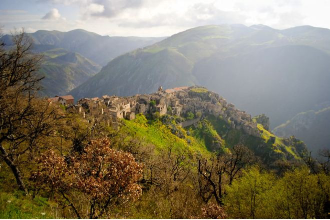  Romagnano al Monte, Campania: Khu làng cổ này đã bị san bằng sau một trận động đất vào năm 1980, đẩy những người dân di cư đến một thị trấn phồn hoa khách cách đấy vài dặm. Mặc dù bị bỏ hoang từ đó và gắn liền với nhiều truyền thuyết ma quỷ, nhưng Romagnano vẫn là một trong những ngôi làng bị bỏ hoang thu hút du khách nhất nước Ý.