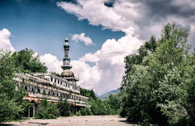  Consonno, Lombardy: Mario Bagno, một doanh nhân ở Milan đã mong muốn tận dụng lợi thế kinh tế những năm 1960 và đã mua lại vùng đất Consonno nơi rất gần với Milan. Ông dự định san bằng toàn bộ thị trấn và xây dựng lại, biến vùng đất quê này trở thành một khu du lịch kiểu Vegas, với các trung tâm mua sắm, nhà hàng, khách sạn hạng sang…Một sân bay và một vườn thú cũng được lên kế hoạch một cách chi tiết. Nhưng một vụ lở đất năm 1976 đã vùi lấp con đường dẫn vào thị trấn. Bagno từng cố gắng xây dựng lại con đường nhưng cái chết đột ngột của ông vào năm 1995 đã khiến kế hoạch 1 lần nữa sụp đổ, và từ đó đến nay ngôi làng Consonno vẫn bị bỏ hoang với vô số lời đồn đại về những yêu ma, bóng quỷ…