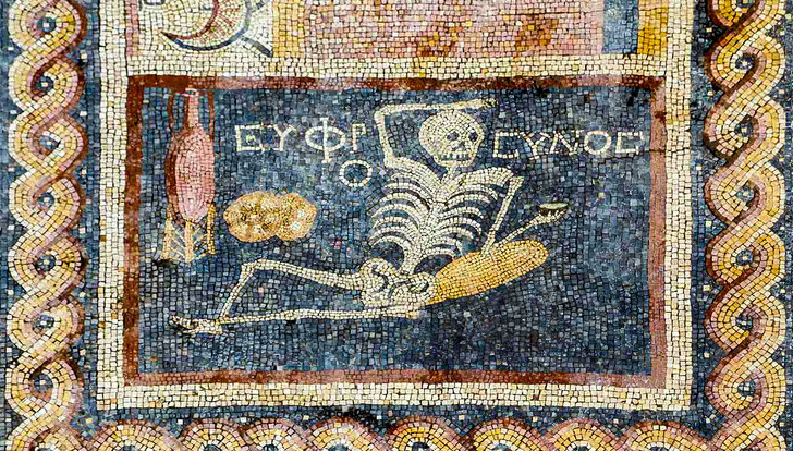  13. Các nhà khảo cổ học tìm được một "meme" cổ ở Thổ Nhĩ Kỳ: Năm 2013, khi đang lắp cáp ở Antakya, người ta phát hiện một tấm tranh mosaic 200 tuổi hình bộ xương. Bộ xương nằm gần một cái bánh mỳ, trên tay là ly rượu và lời nhắn: "Vui lên đi và hãy sống cuộc đời của mình".