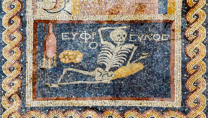  13. Các nhà khảo cổ học tìm được một "meme" cổ ở Thổ Nhĩ Kỳ: Năm 2013, khi đang lắp cáp ở Antakya, người ta phát hiện một tấm tranh mosaic 200 tuổi hình bộ xương. Bộ xương nằm gần một cái bánh mỳ, trên tay là ly rượu và lời nhắn: "Vui lên đi và hãy sống cuộc đời của mình".