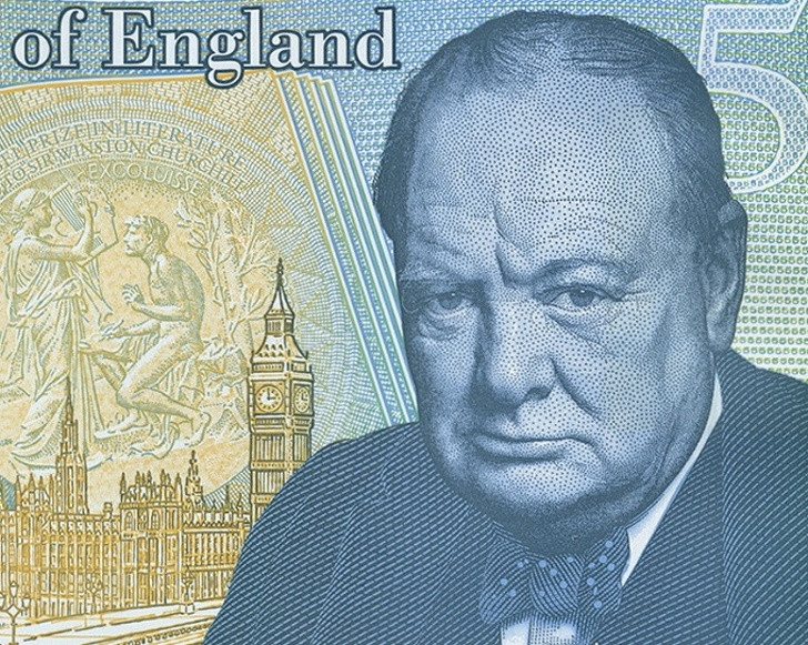  3. Lý do khuôn mặt giận dữ của Cố Thủ tướng Winston Churchill trên tờ 5 bảng Anh: Do nhiếp ảnh gia đã lấy đi điếu thuốc của ông Churchill trước khi chụp ảnh.