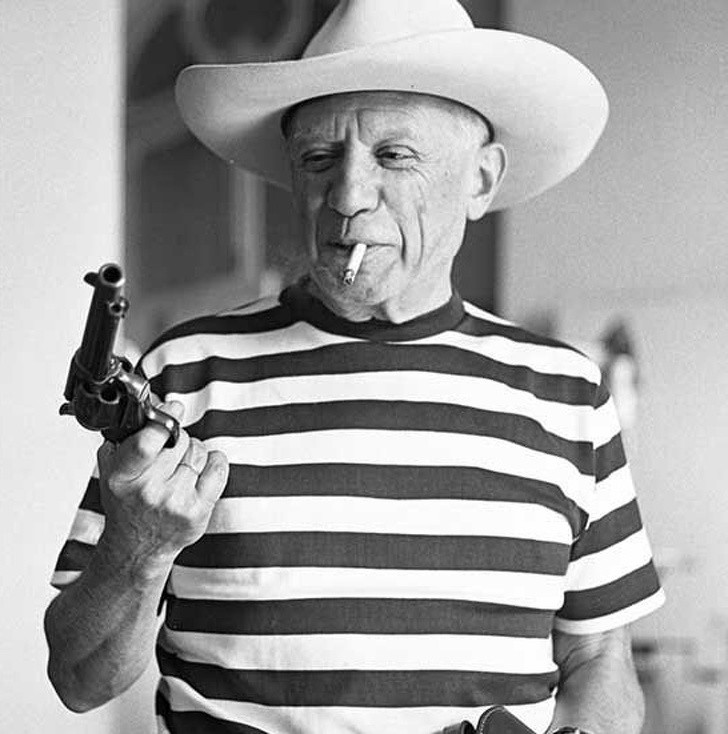 11. Pablo Picasso luôn mang theo khẩu súng lục nạp đầy những vỏ đạn rỗng ruột. Ông sẽ bắn bất cứ ai hỏi bức tranh của ông có nghĩa gì.