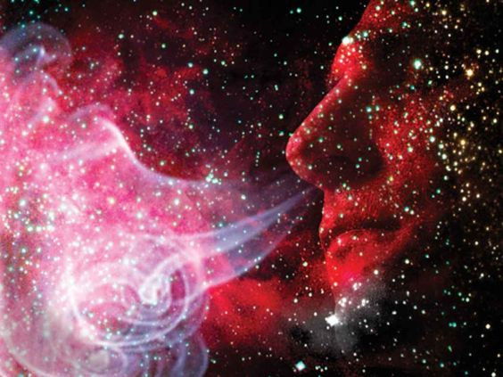 3. Trong không gian có thể không có âm thanh, nhưng có rất nhiều loại mùi: mùi khói xăng, mùi thuốc súng, mùi thịt nướng.