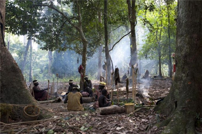 Bộ lạc sống sót qua thời kỳ người Anh đô hộ vào thế kỷ 19 và giai đoạn người Nhật chiếm đóng sau đó. Năm 1998, vài người Jarawa bắt đầu ra khỏi rừng lần đầu tiên mà không mang theo cung nỏ để tới thăm những khu dân cư khác. Tuy nhiên, chính quyền địa phương đã soạn thảo kế hoạch dài hạn để đưa họ tới định cư ở hai ngôi làng với nguồn sống chủ yếu dựa vào đánh bắt cá. Kế hoạch cũng đề xuất dạy cách ăn mặc cho bộ lạc. "Ép buộc định cư từng gây tai họa cho các bộ lạc khác ở quần đảo Andaman", tổ chức Survival International cho biết. Sau chiến dịch vận động của Survival và nhiều tổ chức khác tại Ấn Độ, kế hoạch tái định cư bị hủy bỏ vào đầu những năm 2000.