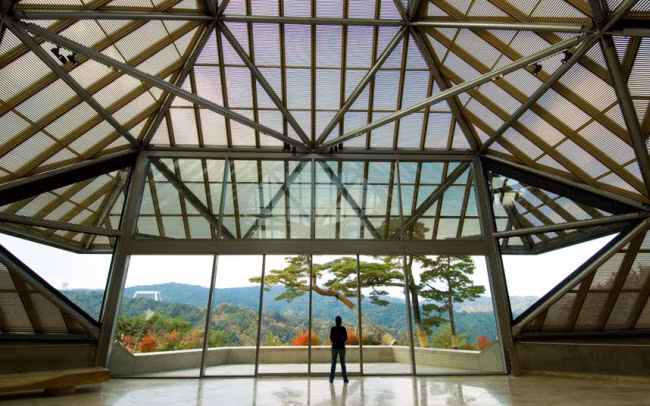  4. Bảo tàng Miho, Nhật Bản: Công trình ấn tượng này được xây dựng tại thị trấn Shigaraki gần thành phố Kyoto. Nơi đây trưng bày các bộ sưu tập phương Tây và châu Á của nhà sưu tập Mihoko Koyama. Kiến trúc của bảo tàng cũng là yếu tố hấp dẫn du khách. Khoảng 3/4 diện tích của tòa nhà nằm trong vách núi và những bức tường kính lớn giúp bạn có thể chiêm ngưỡng phong cảnh thiên nhiên bên ngoài.