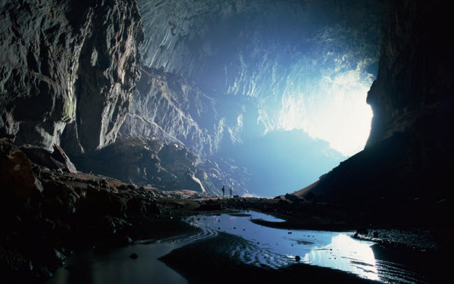  1. Vườn quốc gia Gunung Mulu, Malaysia: Nằm ở phía bắc bang Sarawak, vườn quốc gia Gunung Mulu là nơi có một trong những hệ thống hang động đẹp nhất thế giới. Hang Deer (ảnh) có không gian đủ rộng cho một chiếc máy bay Boeing 747. Cư dân chính của hang động này là loại dơi môi nhăn.
