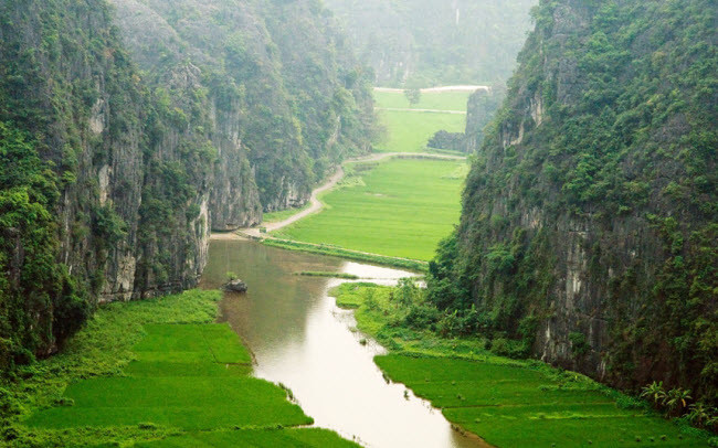  2. Ninh Bình, Việt Nam: Cách Hà Nội khoảng 90km, Ninh Bình nổi tiếng với thắng cảnh Tam Cốc - Bích Động, được ví như là Vịnh Hạ Long trên cạn. Địa điểm này có các vách đá và hang động với phong cảnh tuyệt đẹp nằm dọc sông Ngô Đồng.