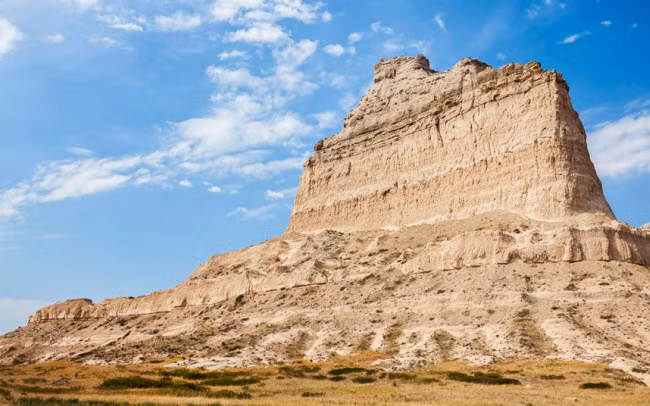  8. Đài tưởng niệm Scotts Bluff, Mỹ: Bang Nebraska không phải là địa điểm du lịch hấp dẫn hàng đầu ở nước Mỹ. Nhưng nơi đây hấp dẫn du khách nhờ mỏm đá khổng lồ cao 240m xuất hiện giữa thảo nguyên bằng phẳng. Du khách có thể trèo lên đài tưởng niệm quốc gia Scotts Bluff trên đỉnh mỏm đá và chiêm ngưỡng phong cảnh tuyệt đẹp xung quanh, bao gồm sông North Platte.