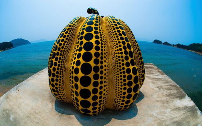  3. Naoshima, Nhật Bản: Một trong nững bí mật tiềm ẩn của Nhật Bản là hòn đảo Naoshima nằm ở phía nam quần đảo Honshu. Nơi đây nổi tiếng với những bức tượng nghệ thuật, bao gồm trái bí ngô khổng lồ có họa tiết chấm bi. Bảo tàng nghệ thuật Chichu trưng bày nhiều tác phẩm nghệ thuật của họa sĩ nổi tiếng Claude Monet.