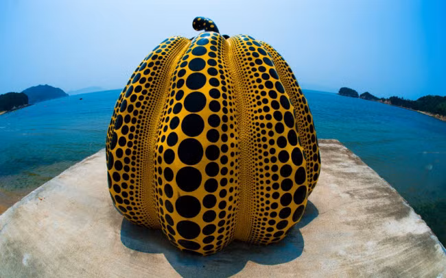  3. Naoshima, Nhật Bản: Một trong nững bí mật tiềm ẩn của Nhật Bản là hòn đảo Naoshima nằm ở phía nam quần đảo Honshu. Nơi đây nổi tiếng với những bức tượng nghệ thuật, bao gồm trái bí ngô khổng lồ có họa tiết chấm bi. Bảo tàng nghệ thuật Chichu trưng bày nhiều tác phẩm nghệ thuật của họa sĩ nổi tiếng Claude Monet.