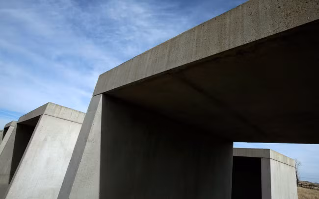  7. Marfa, Mỹ: Nằm trên sa mạc Chihuahuan cách biên giới với Mexico khoảng 90km, thị trấn Marfa đã được làm sống lại vào những năm 1980 bởi nghệ sĩ nổi tiếng Donald Judd. Ông đã sáng tác hàng loạt các bức tượng và tác phẩm nghệ thuật sắp đặt cũng như xây dựng bảo tàng nghệ thuật Chinati Foundation, biến thị trấn thành một trung tâm văn hóa đặc sắc.