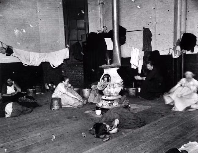 Một nhóm phụ nữ và trẻ em sử dụng một đồn cảnh sát Manhattan làm nơi trú tạm năm 1890.