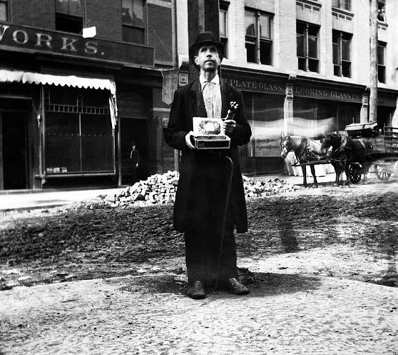 Một người đàn ông mù đứng bán bút chì ở một góc phố New York năm 1890.