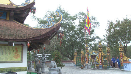 Ngoài ra, dưới triều Trần Dụ Tông, vào năm 1341, ông cùng Nguyễn Trung Ngạn soạn hai bộ sách lớn là Hình luật thư (pháp luật) và Hoàng triều đại điển (điển lễ). Hai bộ sách này là cơ sở pháp chế và lý luận cho công việc trị nước thời bấy giờ. (Ảnh: Đền thờ Trương Hán Siêu).