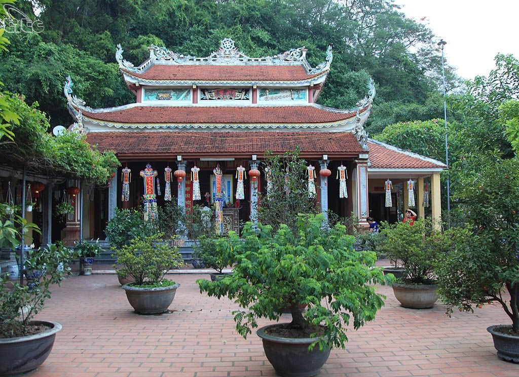 Đặc biệt, ông được đánh giá là một nhà văn hóa lớn. Ông đã sáng tác những tác phẩm văn học có giá trị lớn: Bài ký ở Tháp Linh tế trên núi Dục Thúy, Bài ký khắc trên bia chùa Khai Nghiêm, đặc biệt là Bạch Đằng Giang phú - Bài phú Bạch Đằng Giang. (Ảnh:Đền thờ Trương Hán Siêu).