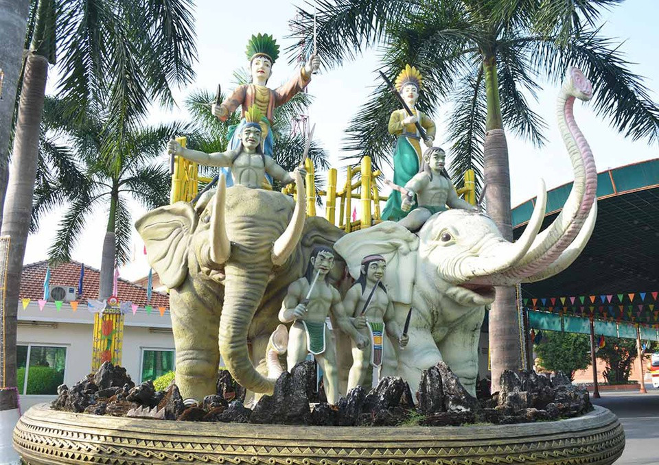 Trong Đại Việt sử ký toàn thư, nhà sử học Lê Văn Hưu viết: “Trưng Trắc và Trưng Nhị là đàn bà, vậy mà hô một tiếng, các quận Cửu Chân, Nhật Nam và Hợp Phố cùng 65 thành ở Lĩnh Ngoại đều nhất tề hưởng ứng, việc dựng nước xưng vương dễ như trở bàn tay, xem thế cũng đủ biết hình thế nước Việt ta có thể dựng nghiệp bá vương được…”.