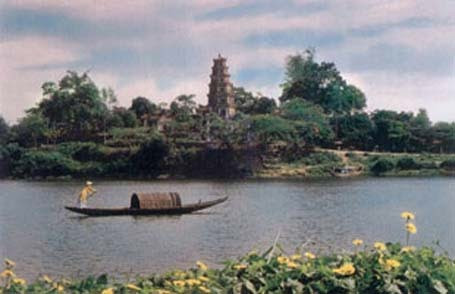 Đấy là lần vua Thành Thái cải trang đi vi hành. Đến làng Kim Long, ngoại thành Huế, khi lên đò, ông thấy cô lái đò tuổi đôi mươi má ửng hồng rất duyên. Ông tiến đến gần cô gái hỏi một cách đột ngột rằng có muốn lấy vua không thì mình làm mối cho.