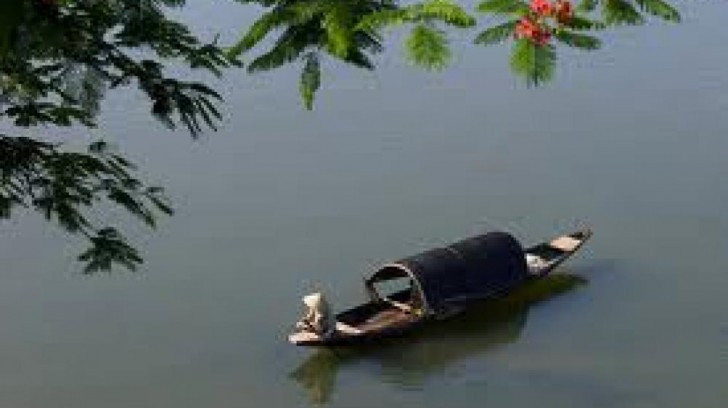 Đến bến, vua lại nói: Thôi các người đứng dậy trả tiền đò cho Trẫm và tiễn đưa Quí phi vào cung. Tất cả đều cúi đầu hành lễ rồi đưa cô lái đò làng Kim Long vô nội làm cung phi của vua Thành Thái. Từ đó có câu ca dao: “Kim Long có gái mỹ miều/ Trẫm yêu trẫm nhớ, trẫm liều trẫm đi” .