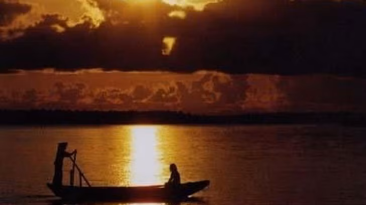 Cô lái đò thấy ông khách hỏi lạ đời, tưởng nói đùa nên không trả lời, nên đùa lại rằng ưng. Vua Thành Thái thích thú đứng dậy đi về phía lái, cầm tay cô kéo rồi nói: Rứa thì Quý Phi ngồi nghỉ để trẫm chèo cho.