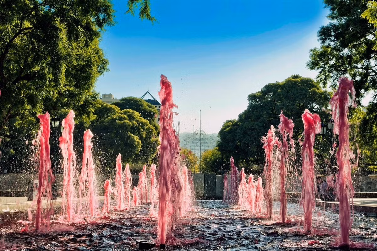 Miền trung Italy có một đài phun rượu vang miễn phí mở cửa 24/24. Đài phun này được một xưởng rượu ở làng Caldari di Ortona xây dựng vào năm 2016.