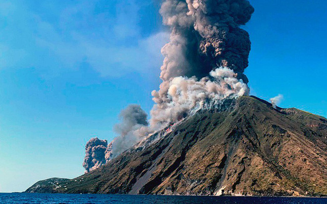 Italy là quốc gia duy nhất ở châu Âu có 3 núi lửa đang hoạt động: Đó là Etna, Vesuvius và Stromboli. Trên đảo Sicily, núi lửa Etna mới phun trào năm 2018 hiện vẫn thấy khói và hơi trắng bốc lên từ đỉnh núi. Để ngắm núi lửa bốc khói nghi ngút, du khách có thể trekking lên núi.