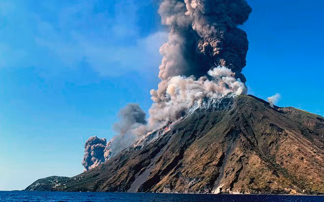 Italy là quốc gia duy nhất ở châu Âu có 3 núi lửa đang hoạt động: Đó là Etna, Vesuvius và Stromboli. Trên đảo Sicily, núi lửa Etna mới phun trào năm 2018 hiện vẫn thấy khói và hơi trắng bốc lên từ đỉnh núi. Để ngắm núi lửa bốc khói nghi ngút, du khách có thể trekking lên núi.