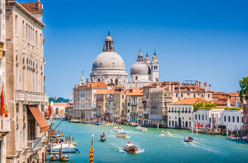 Italy sở hữu hơn 1.500 với nhất nhiều hồ nước đẹp và nổi tiếng như Garda, Combo cho tới các hồ ít người biết như Iseo. Du khách đến Italy có cơ hội tham gia nhiều hoạt động nước thú vị như đi bộ ngắm cảnh, chèo thuyền, bơi lội...