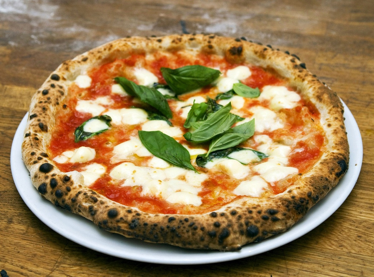 Pizza ra đời từ năm 1860 ở Naples và là món ăn của người nghèo, được chế biến đơn giản từ những nguyên liệu mà vùng đất này có sẵn. Năm 1889, Hoàng hậu Margherita Maria Teresa Giovanna đến Napoli, thưởng thức bánh pizza chỉ gồm phomat cùng cà chua rất thích và đặt tên là Pizza Margherita. Từ đó, pizza trở thành món ăn nổi tiếng và là đại diện tiêu biểu của nền ẩm thực Italy.