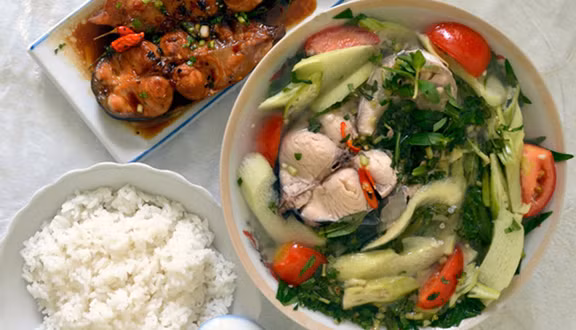 Cơm là thành phần chính của mỗi bữa ăn: Đây là thực phẩm không thể thiếu trong các bữa ăn của người Việt. Với khách nước ngoài, bạn có thể gọi cơm ở bất cứ nơi nào, một nhà hàng đắt tiền hay quán ăn vỉa hè.